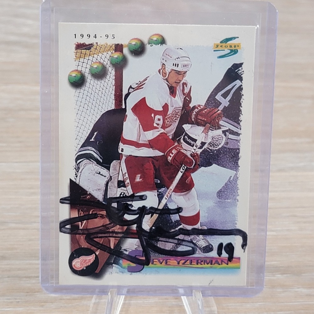 Steve Yzerman 1994-95 Score Detroit Red Wings Signed Hockey Card 150 Autograph